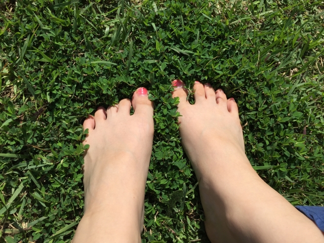 裸足と美容 ― アーシングがもたらす脚美肌の効果とは？