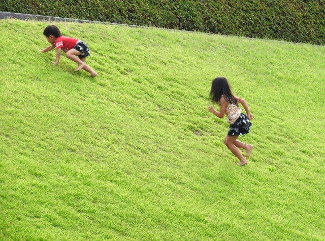 子どもが裸足で遊ぶメリット ― 足・感覚・心を育む自然な習慣
